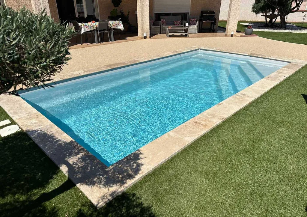 Piscine et pelouse dans jardin