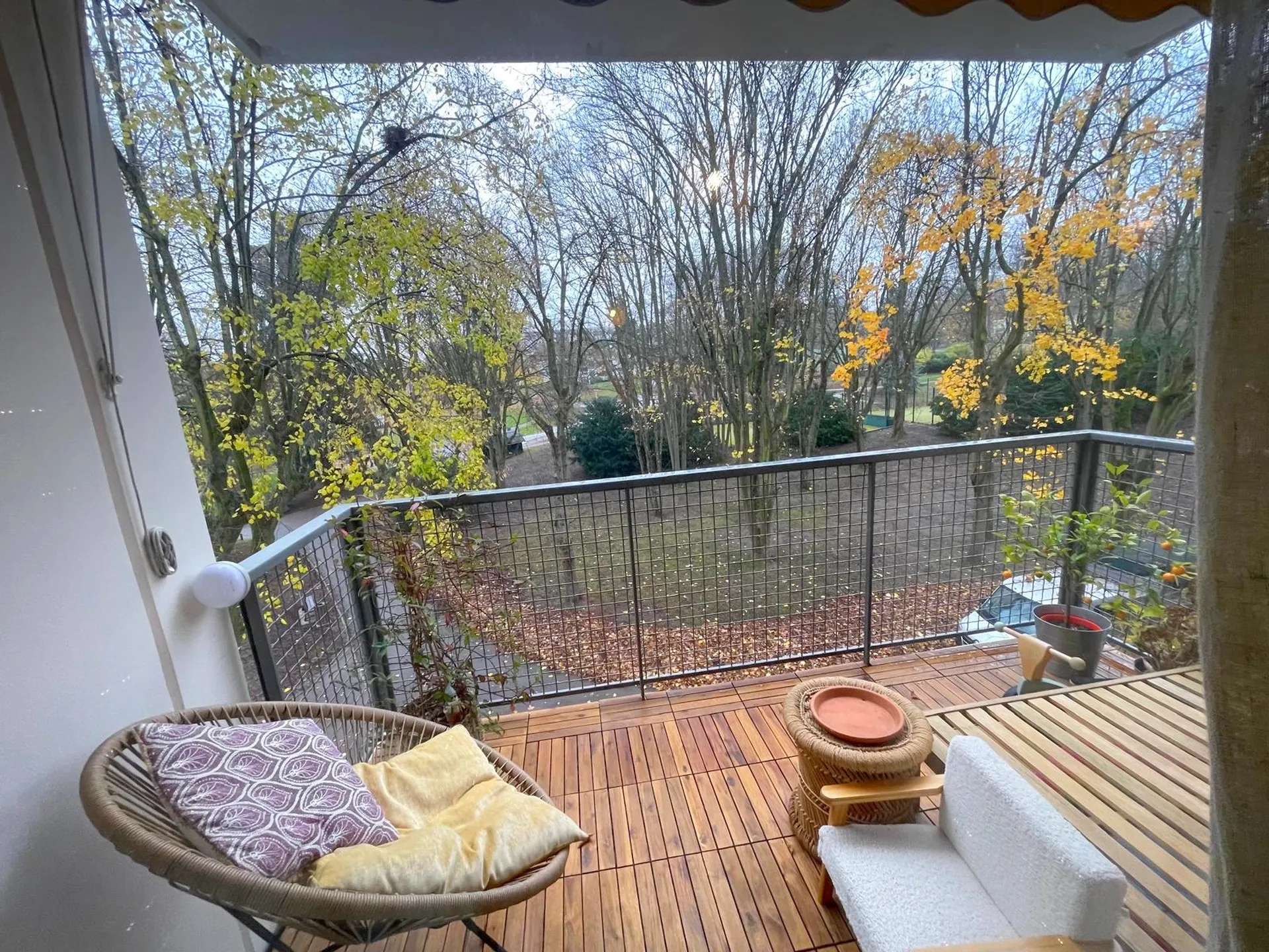 Marly le Roi - Appartement meublé en excellent état général avec 2 chambres et grande pièce de vie au sein d'une résidence calme avec espaces verts