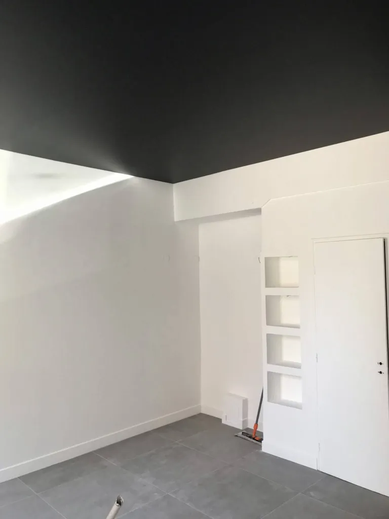 Pose plafond tendu noir mat BARRISOL dans chambre sur Toulouse