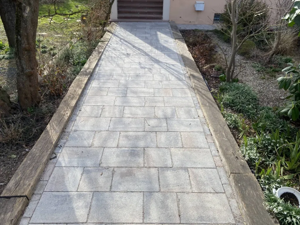 Entrée de maison en pavé à Truchtersheim dans le Kocherseberg CLK