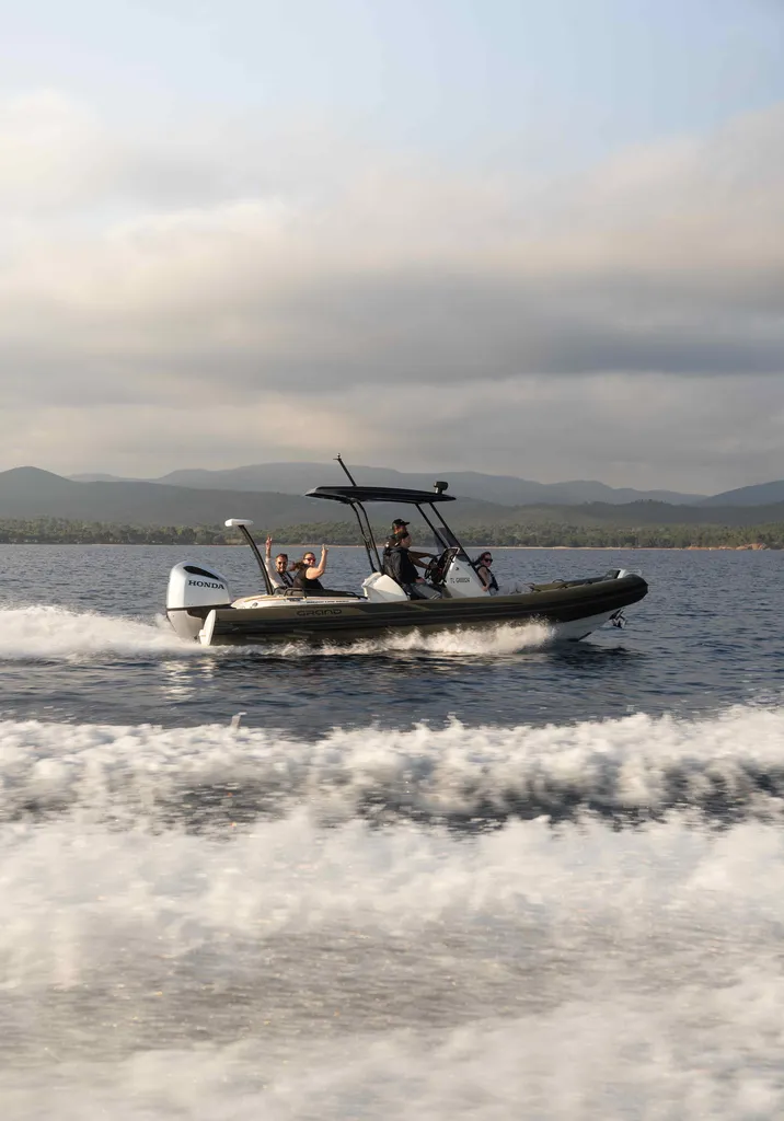 Vente d'un bateau semi-rigide Grand Boats Golden Line G680 neuf disponible à La Londe-les-Maures proche de Grimaud dans le Var