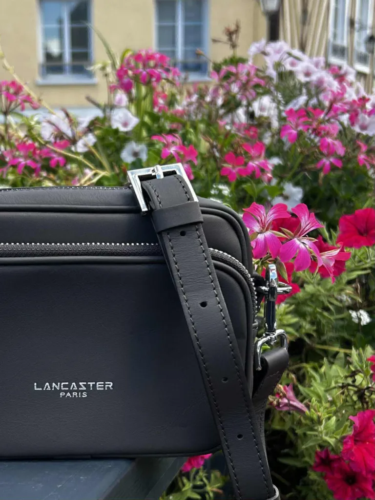 Sac trotteur Lancaster Paris, cuir marron foncé, ligne Donna Ama disponible chez Evasion Eu