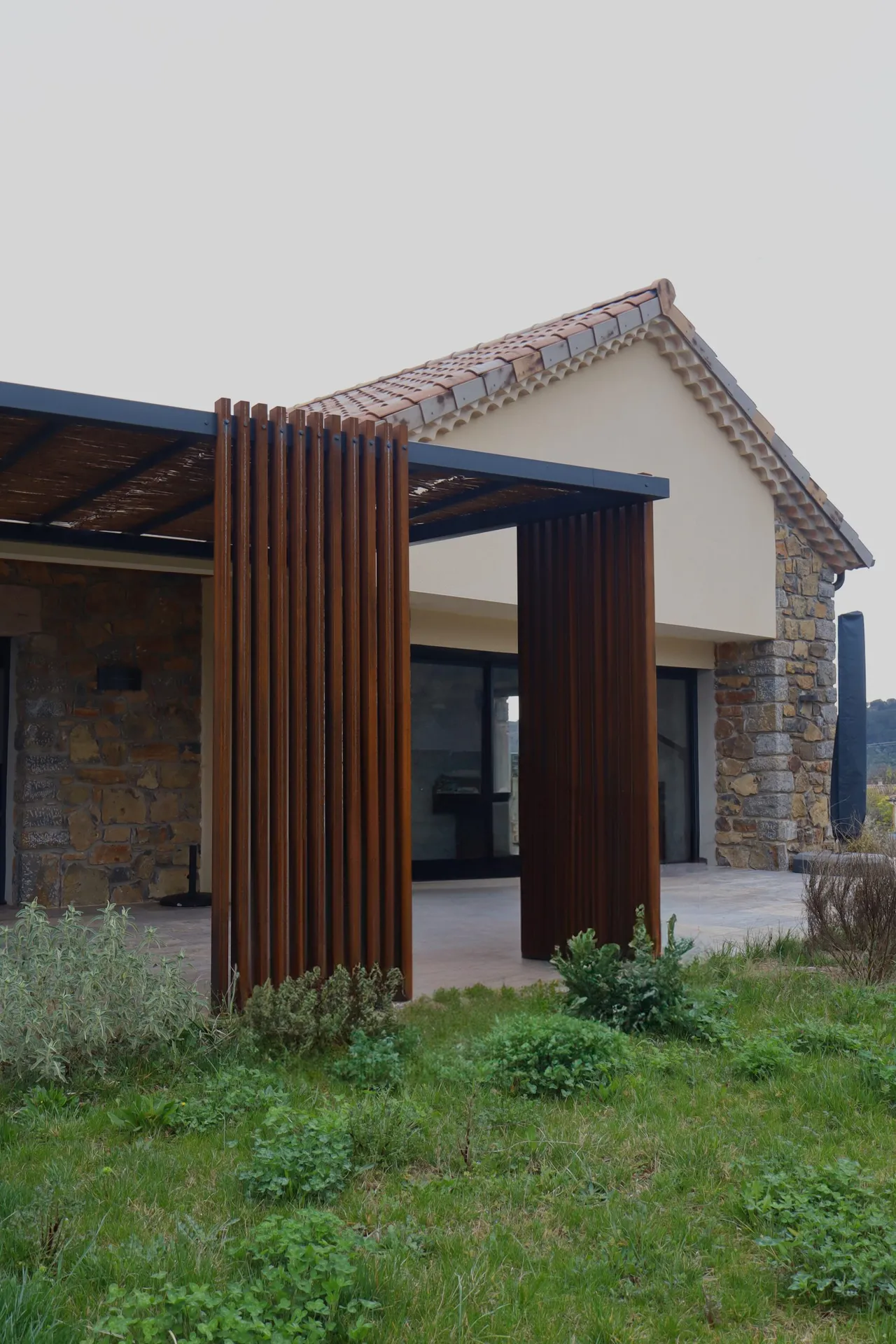 Pergola en fer effet rouille pour terrasse contemporaine réalisée par Willy Menuiserie