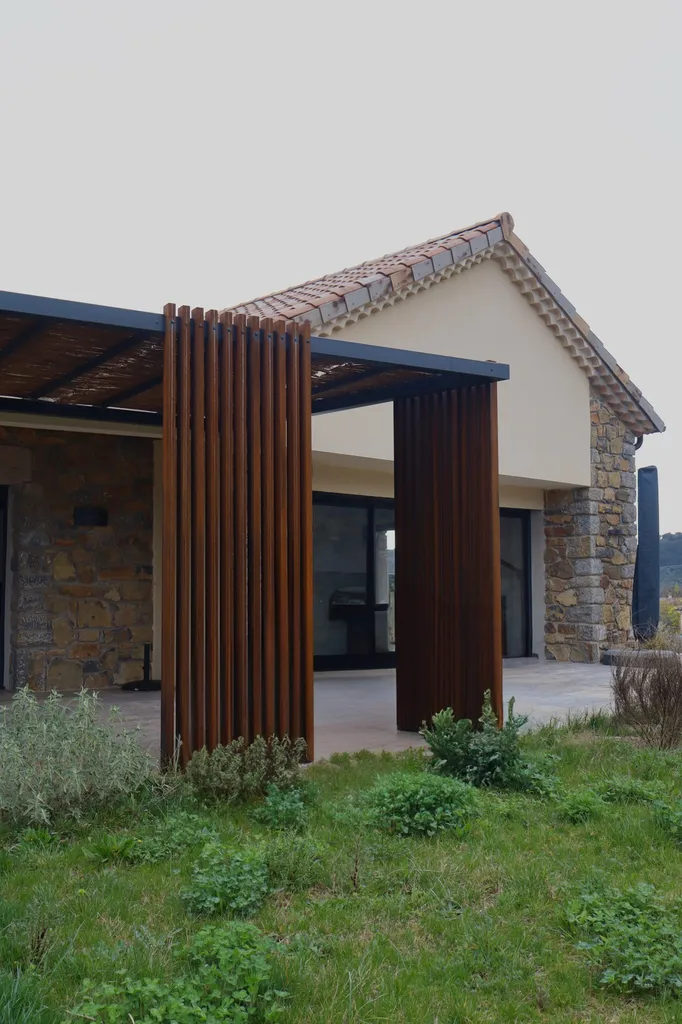 Pergola en fer effet rouille pour terrasse contemporaine réalisée par Willy Menuiserie