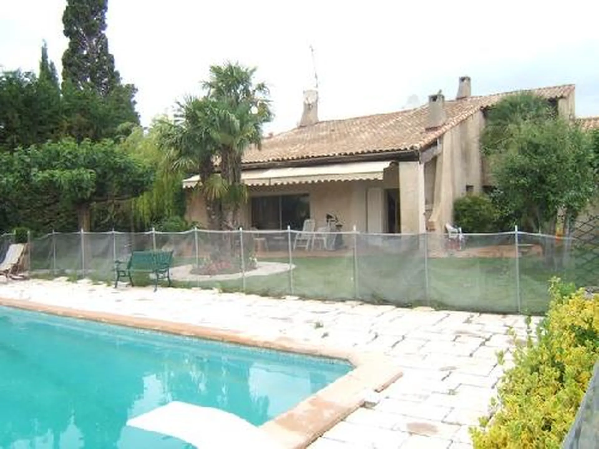 gemenos vente villa 4 Gémenos proche commodités avec piscine