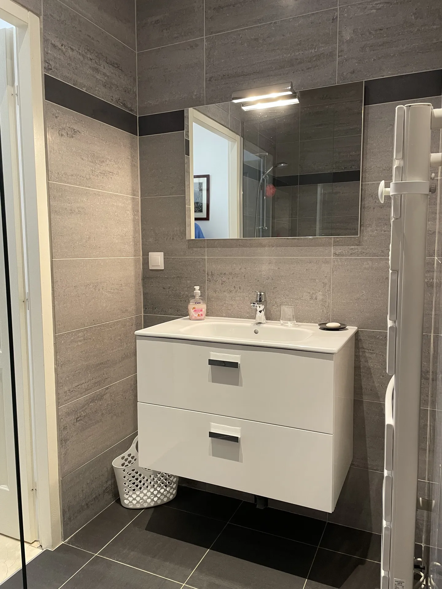 Installation d’un meuble vasque suspendu lors de la rénovation d’une petite salle de bain à Neuville-sur-Saône près de Lyon (Rhône – 69), pour optimiser l’espace et faciliter l’entretien