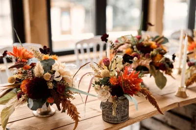 décoration table de mariage ocre