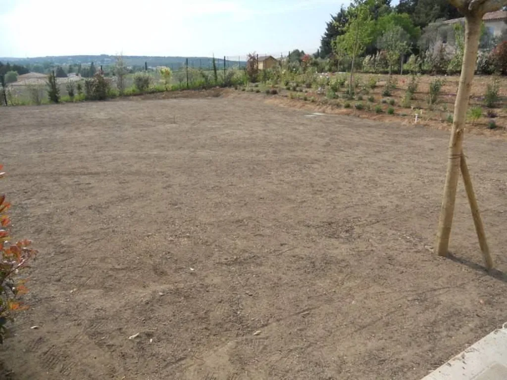 Gazon de placage réalisé par Les Jardins de Romain.