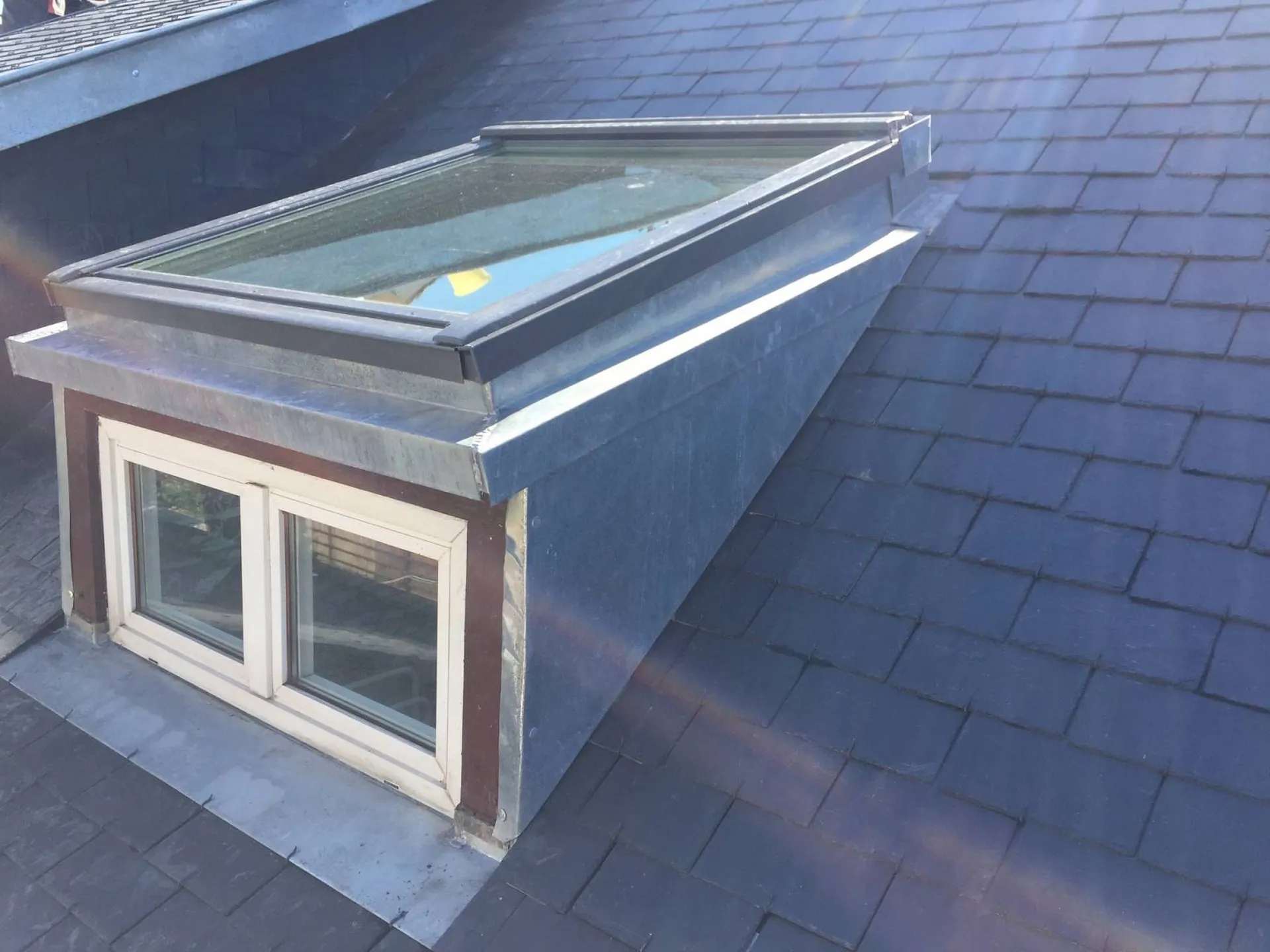 Pose de velux sur une toiture en ardoise