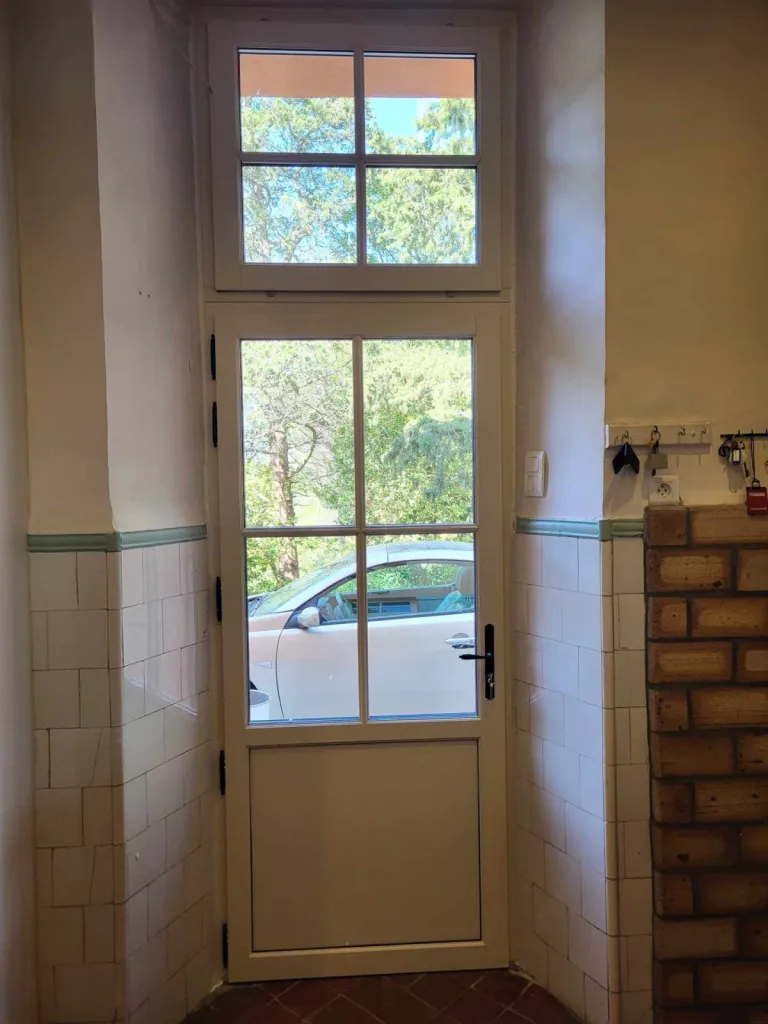 Rénovation de fenêtres bois exotique classe 3 pour maisons de caractère à Fréjus
