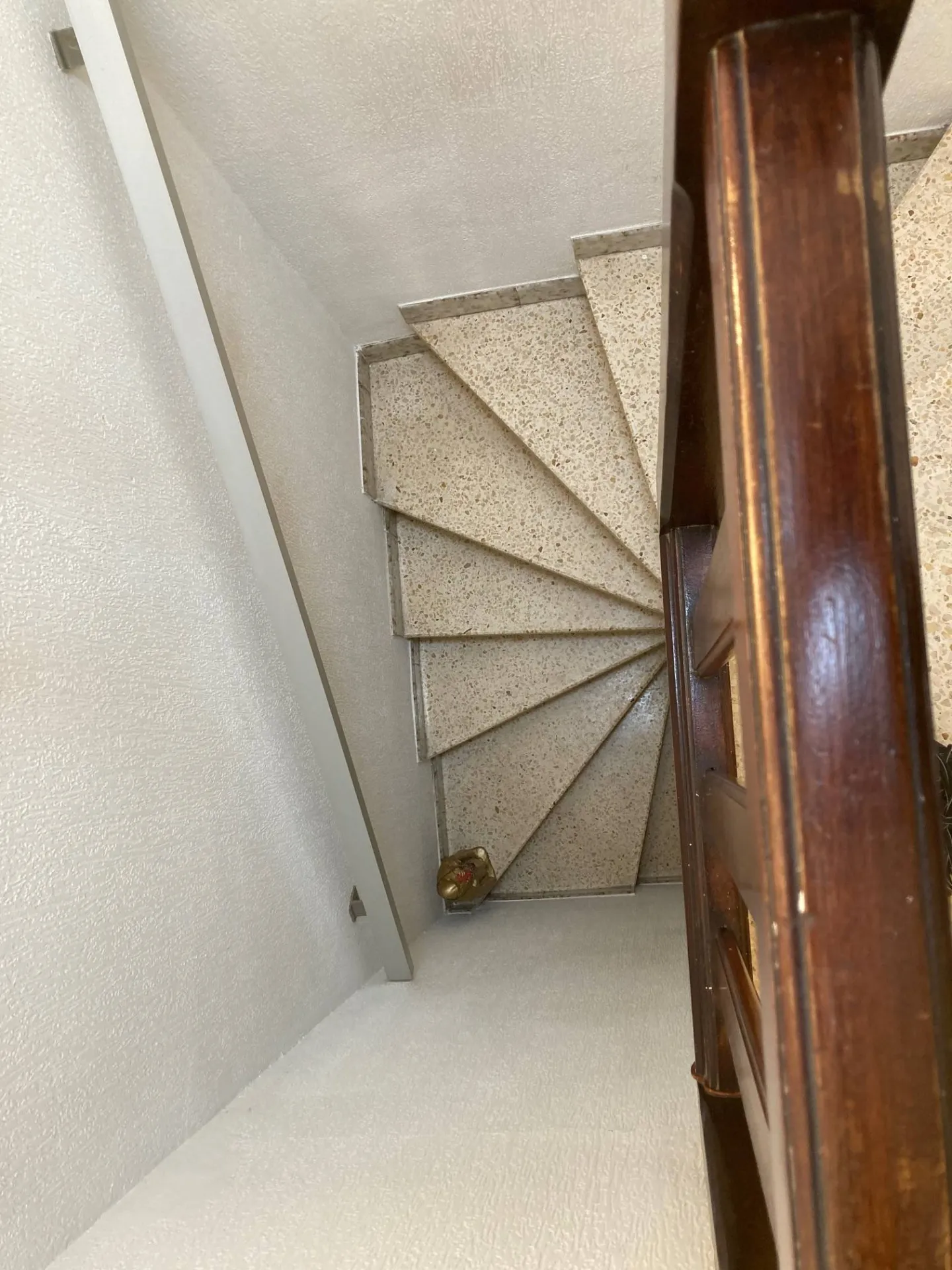 Installation d'un fauteuil monte-escalier OTOLIFT Modul'Air dans un escalier en colimaçon très étroit à La Ciotat près de Marseille