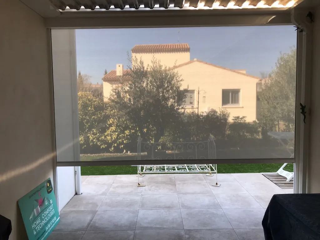 Store screen gris à Saint Mathieu de Tréviers dans l'Hérault (34)