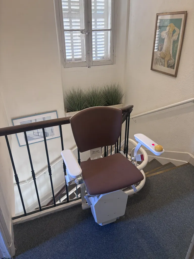 Design, sécurité, fiabilité pour ce fauteuil monte escalier OTOLIFT TWO à Marseille