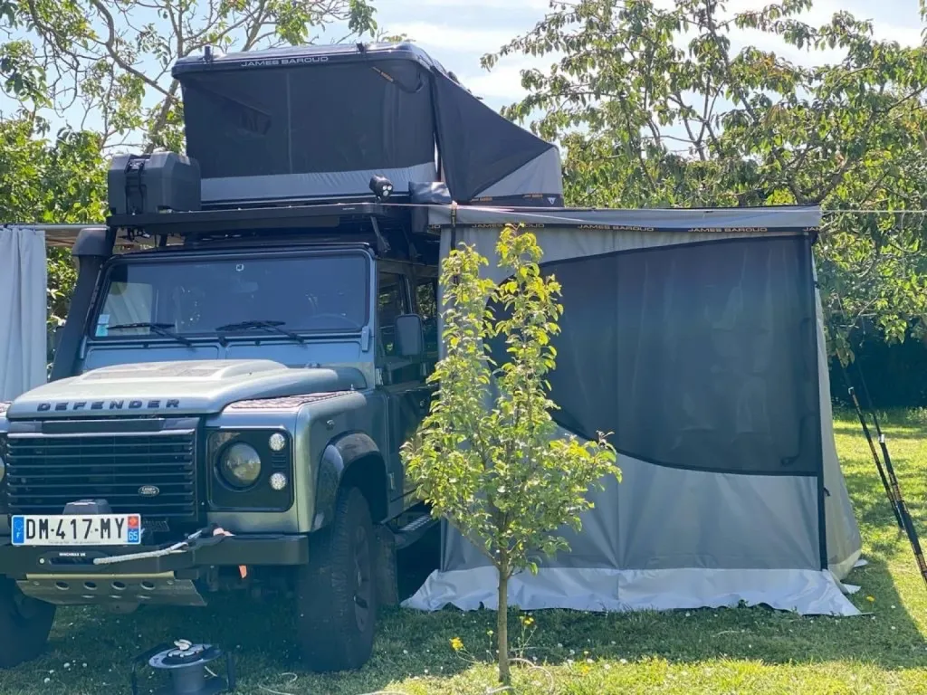 Agencement intérieur d’un 4X4 défender pour le voyage à Bordeaux