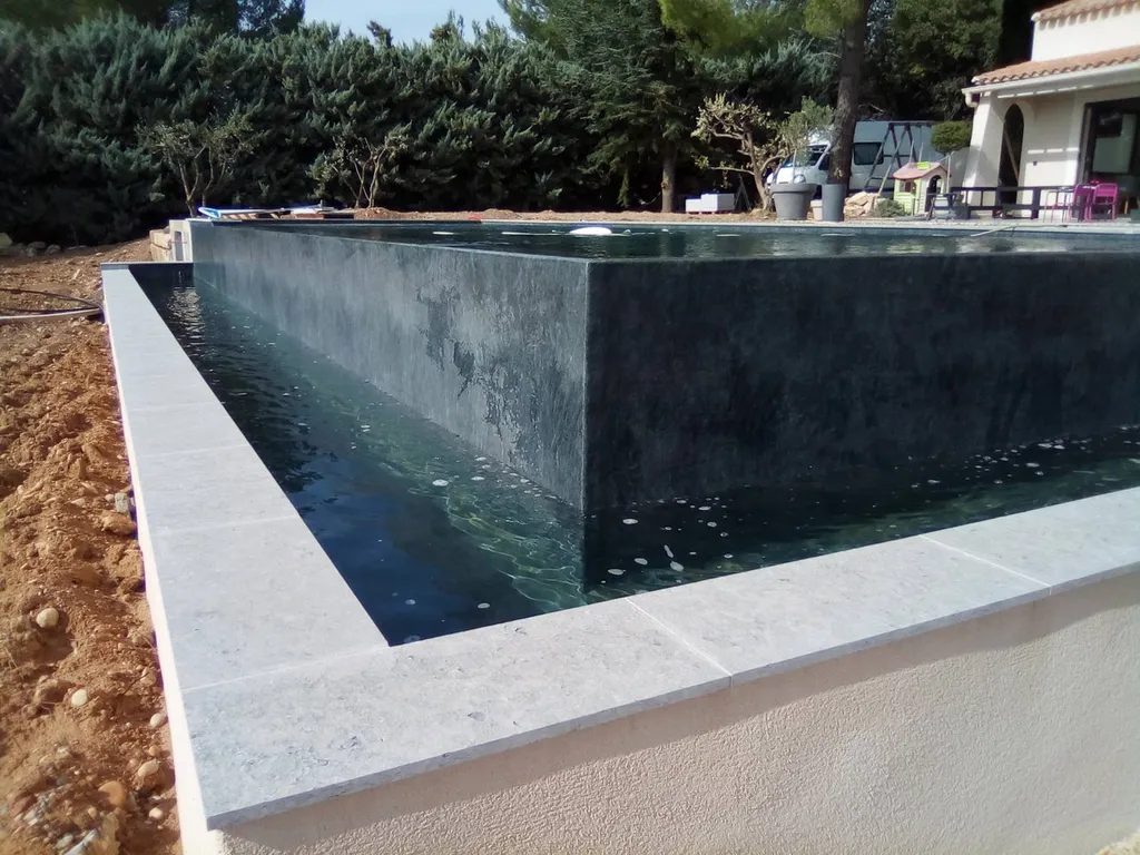 MARGELLE PISCINE  EN PIERRE NATURELLE CASTELLA GRISE 