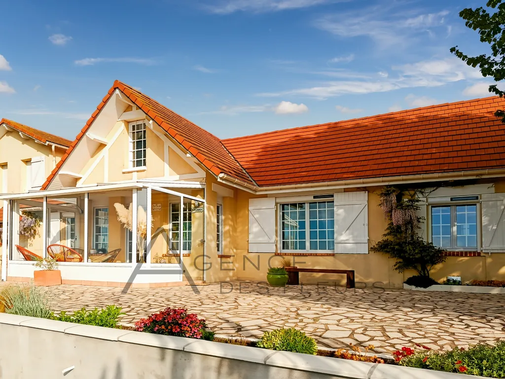 A vendre propriété de charme de 130 m2 hab + dépendances le tout édifié  sur un terrain de 2900 m² sur la commune de Freneuse 76410