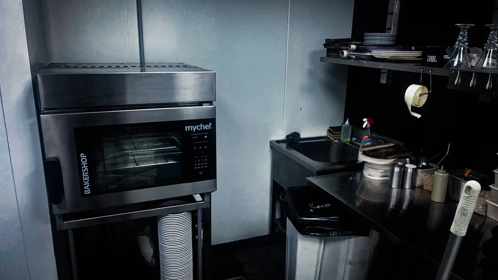 Démontage et Nettoyage d'une cuisine professionnel avec fourniture matériels de bar pour notre client le Gepetto a Marseille