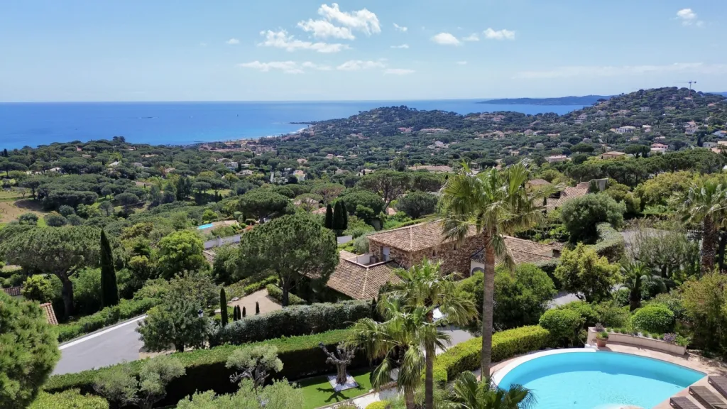 Une villa à Sainte Maxime avec une vue panoramique mer sur le golfe de Saint-Tropez