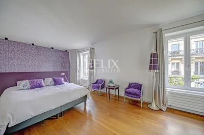 Ancien hôtel particulier à Saint-Germain-en-Laye centre, très belles prestations accès au RER en moins de 5 minutes, les commerces du centre ville et la place du marché à 2 minutes