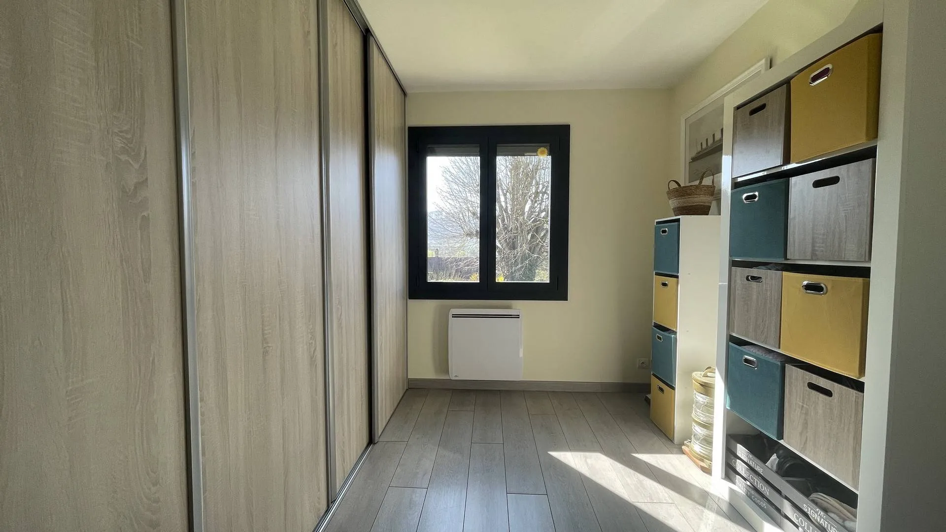 À vendre proche de Dieppe : Pavillon de 1996 bien entretenu : Construction traditionnelle avec une distribution des pièces optimisée.