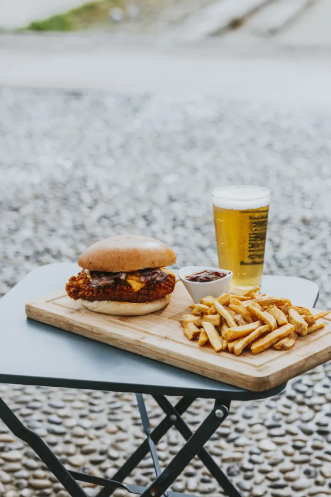 Crispy chicken & frites accompagné avec un verre de bière l'estaminet