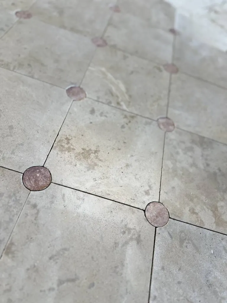 Francepierre, situé au 36 rue de Bourgogne à Paris, uniquement sur RDV en ligne https://resaclick.net/francepierreparis.  Nos usines et ateliers sont en Dordogne (Nouvelle-Aquitaine) et dans le Gard (Occitanie).