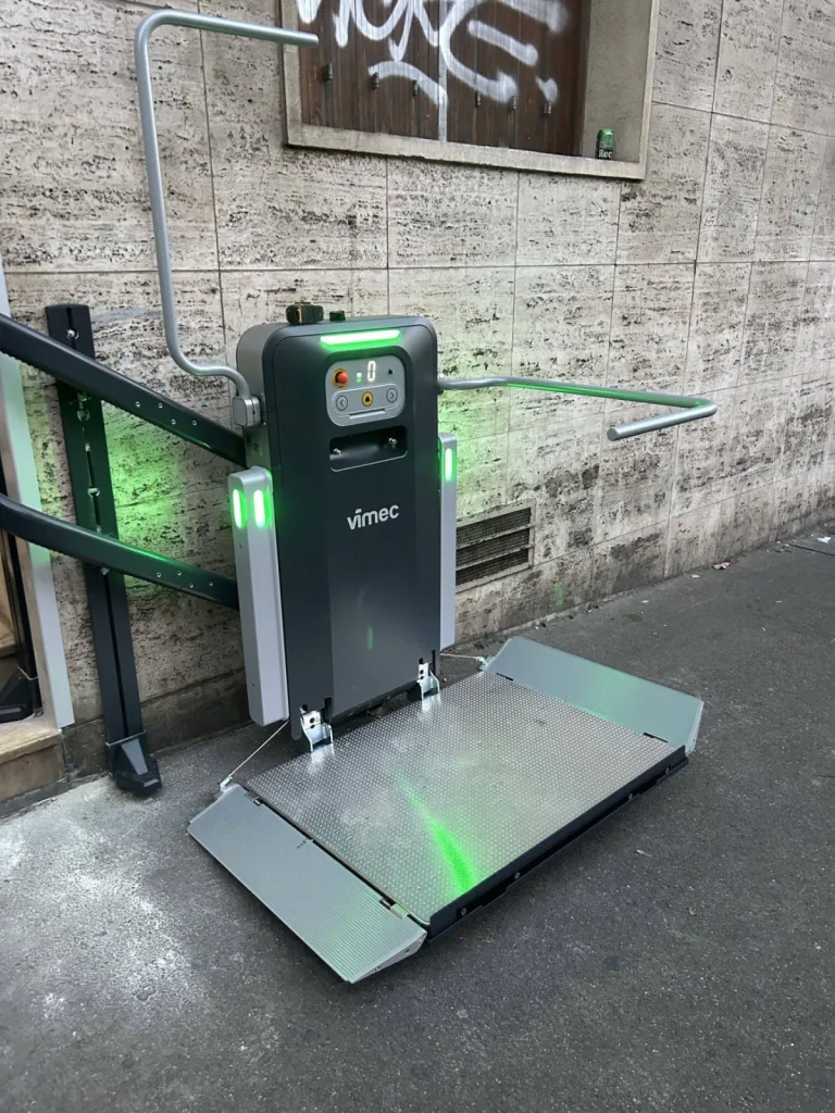 Design, sécurité, confort d'utilisation sont les atouts de cette plateforme oblique VIMEC installée dans en extérieur dans un escalier courbe à Marseille