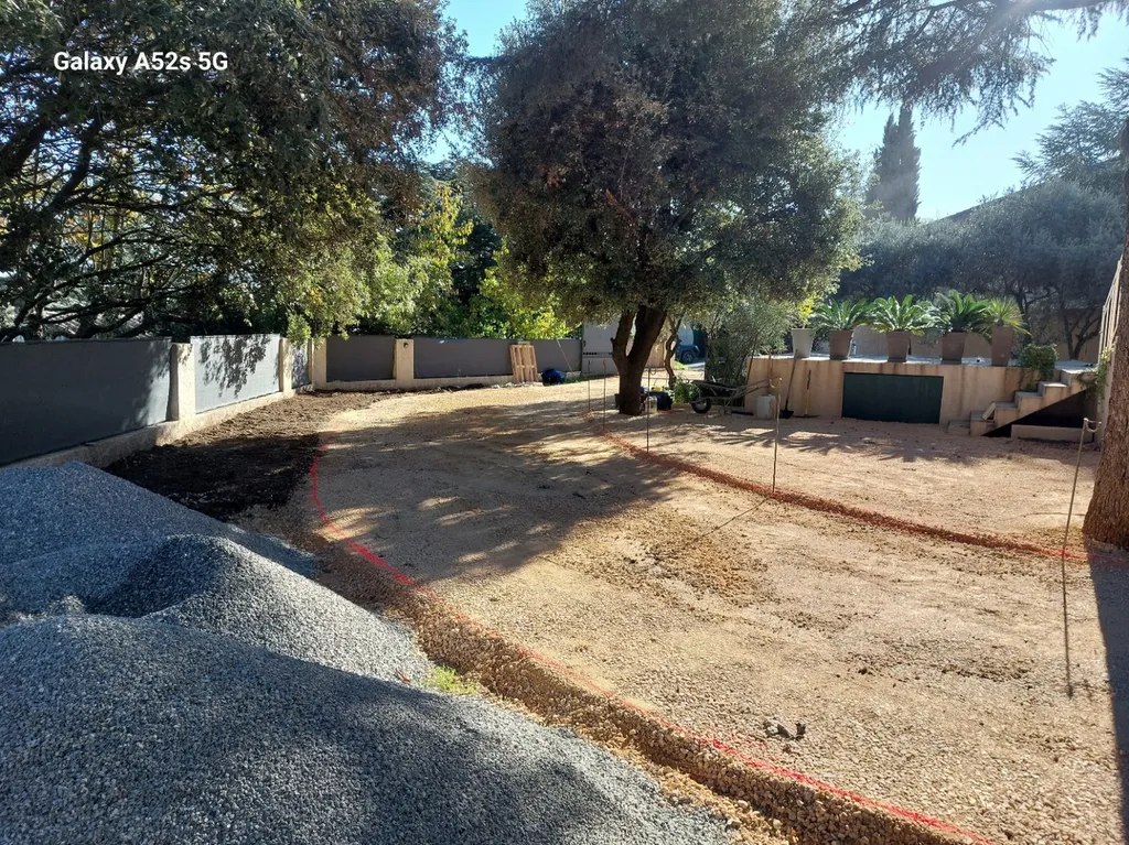 application d'enrobé de bitume noir pour réfection d'un chemin de propriété sur Saint maximin la sainte baume dans ke Var