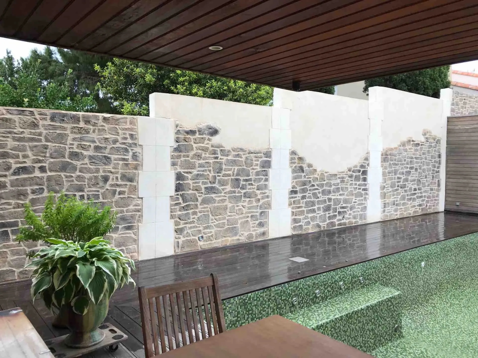 clôtures en cascades de pierres avec piliers sur joints de dilatation à Marseillan 