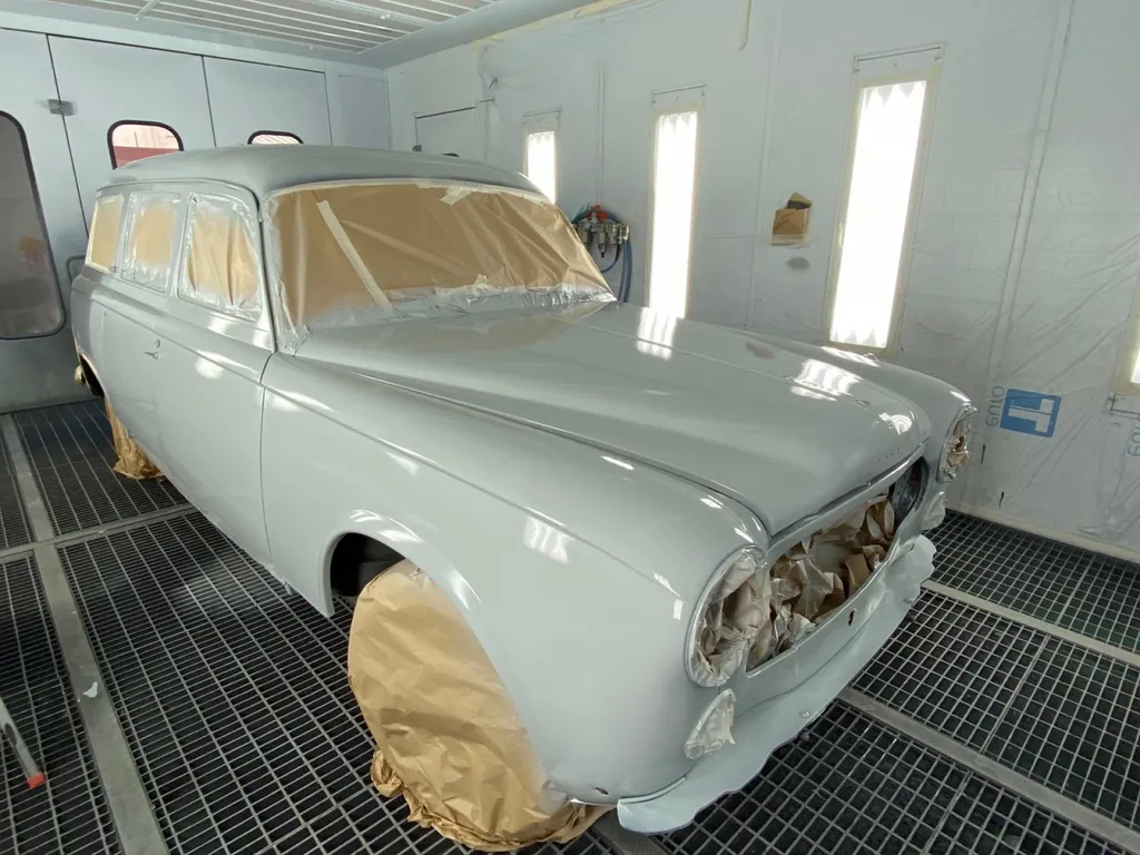 Restauration carrosserie d'une Peugeot 403 chez Platinum Carrosserie a Carnoux 13470 avec franchise offerte