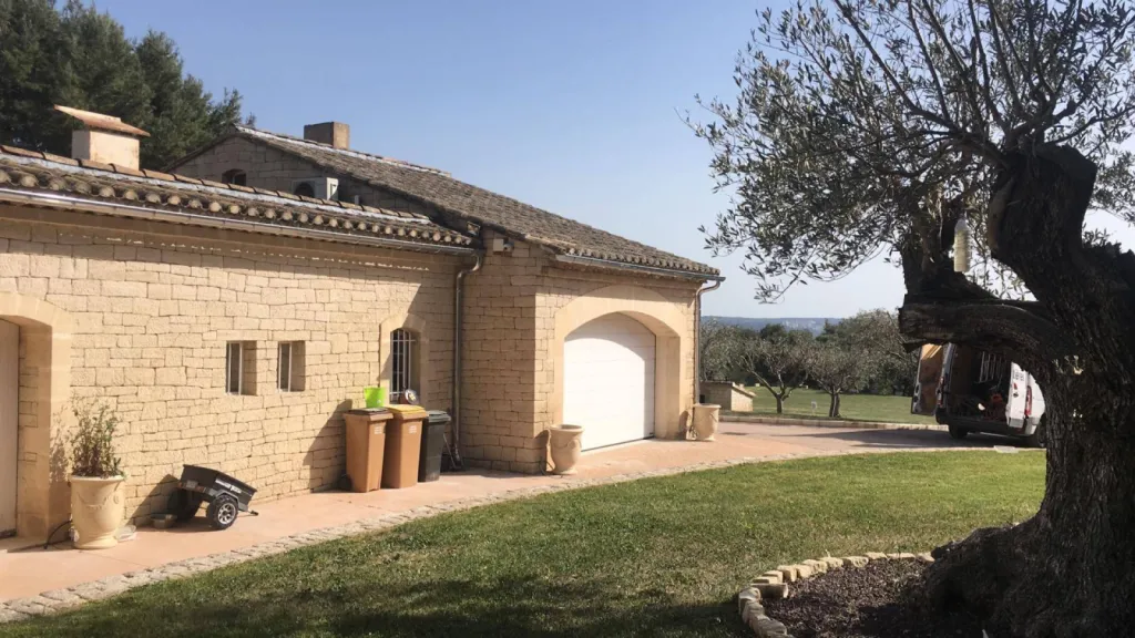 Installation de gouttières demi ronde en zinc dans le Vaucluse et le Gard