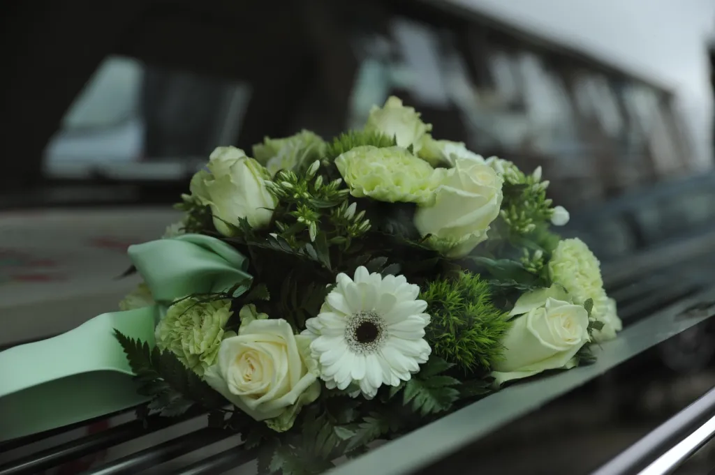 Anaïd Fleurs à Beynost fleuriste spécialisé dans les arrangements floraux pour les enterrements et fleurissement de tombes
