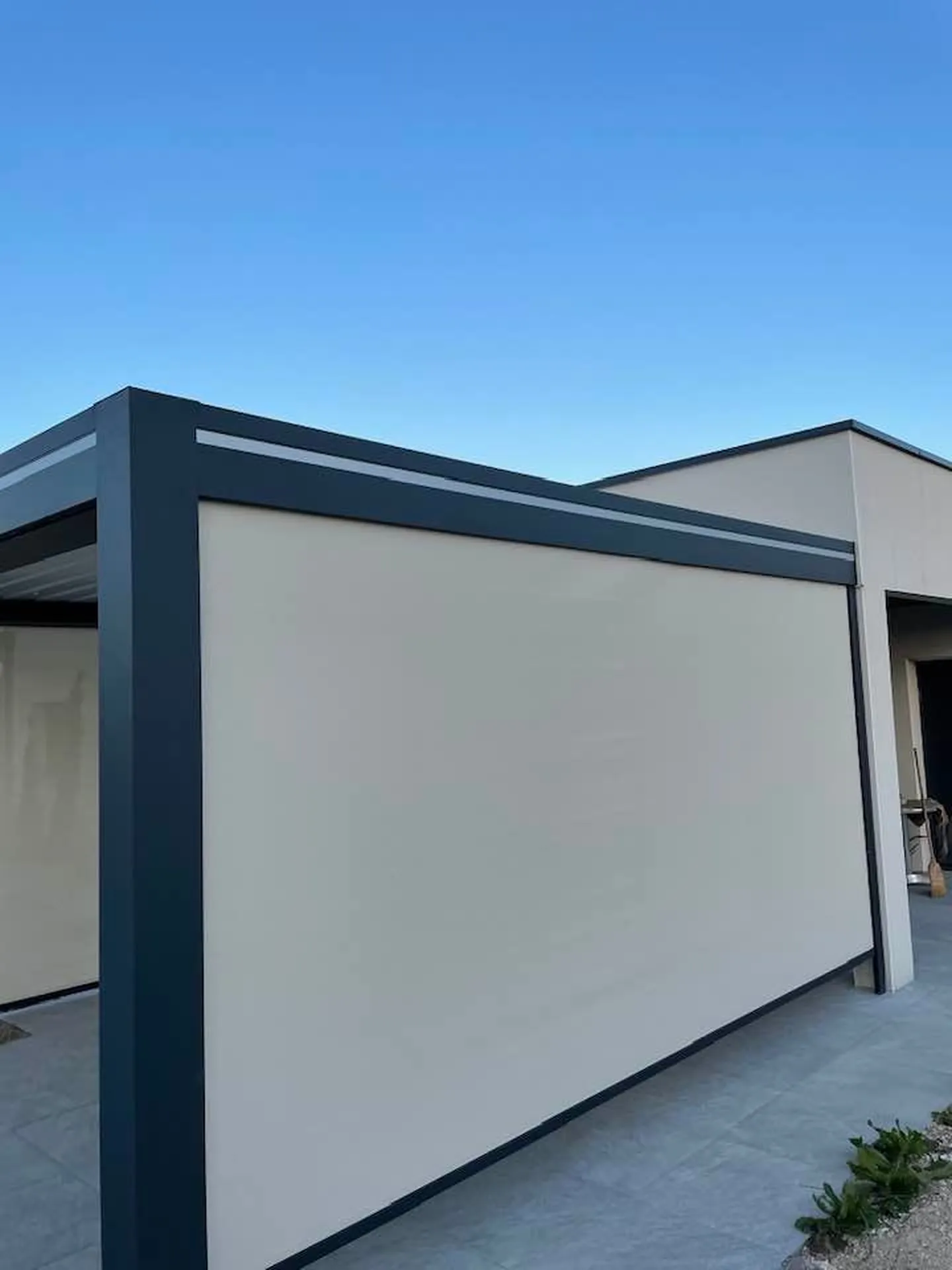 Dans le Territoire de Belfort 90000, SB CONCEPT installe votre pergola bioclimatique aluminium attenante avec lames orientables à 130° et éclairage LED intégré