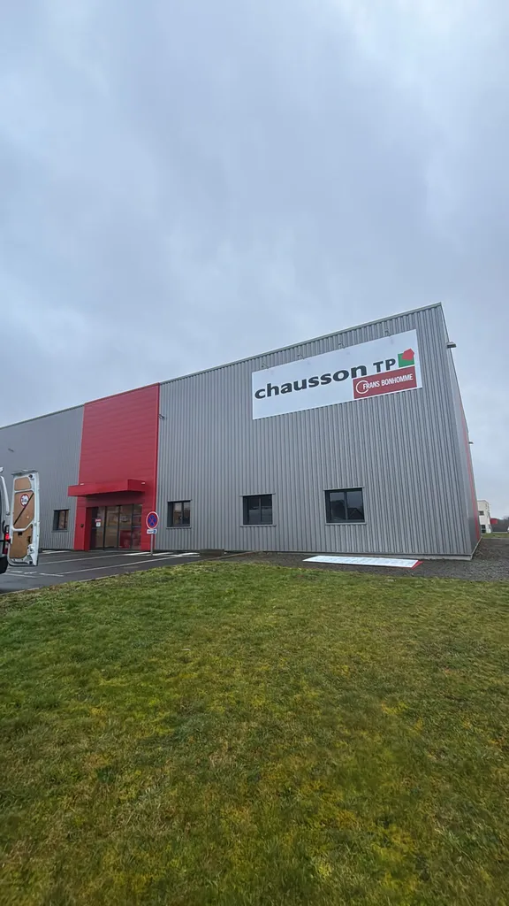 Fabrication et installation de 50 nouvelles enseignes pour accompagner le changement de marque Fransbonhomme vers Chausson TP partie SUD OUEST