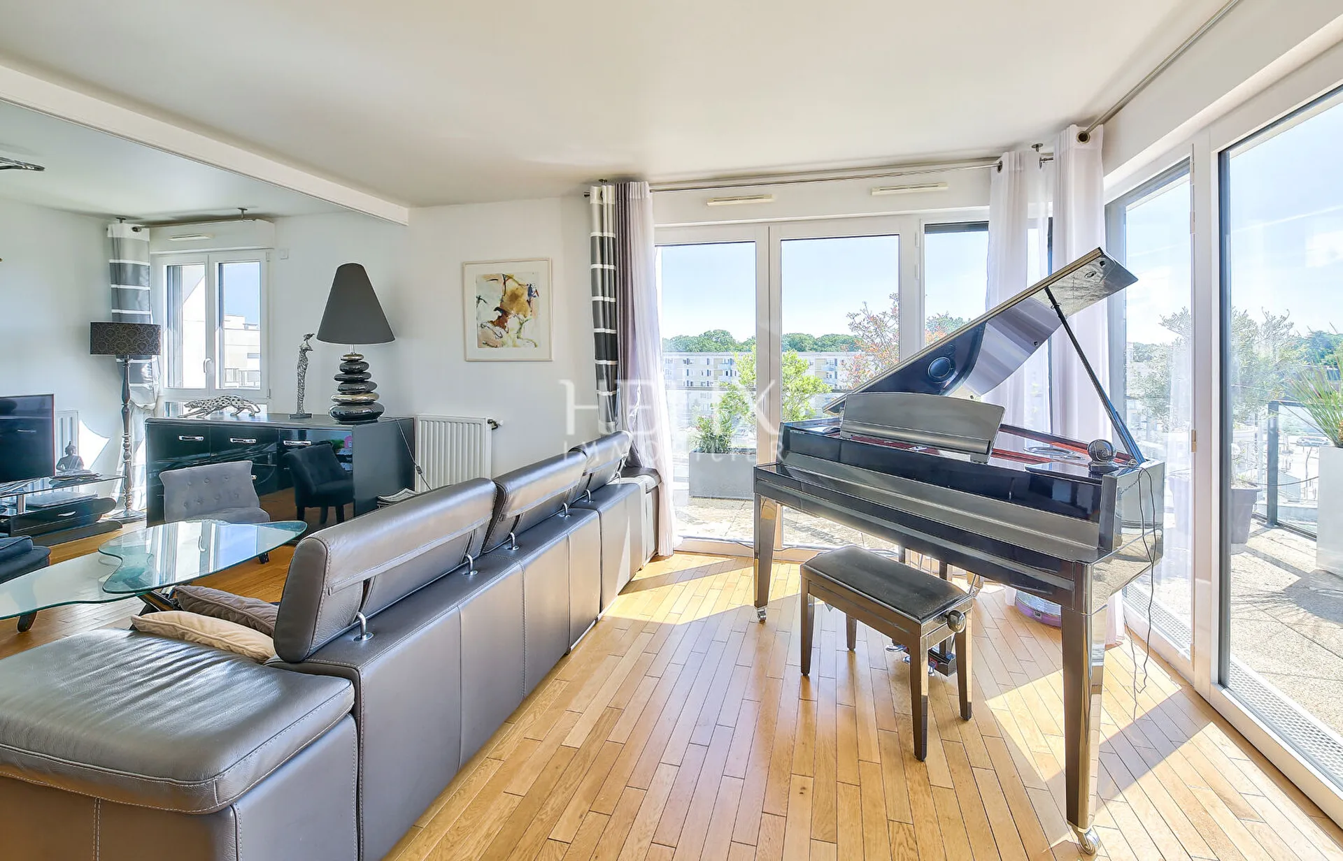 Superbe appartement 3 pièces de 63,95 M² habitable avec un balcon de 20,90 M² à Saint-Germain-en-Laye.
Situé au 4me étage la résidence So Green dévoile une architecture soignée et élégante dans son cadre naturel, en bordure de forêt 