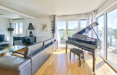 Superbe appartement 3 pièces de 63,95 M² habitable avec un balcon de 20,90 M² à Saint-Germain-en-Laye.
Situé au 4me étage la résidence So Green dévoile une architecture soignée et élégante dans son cadre naturel, en bordure de forêt 