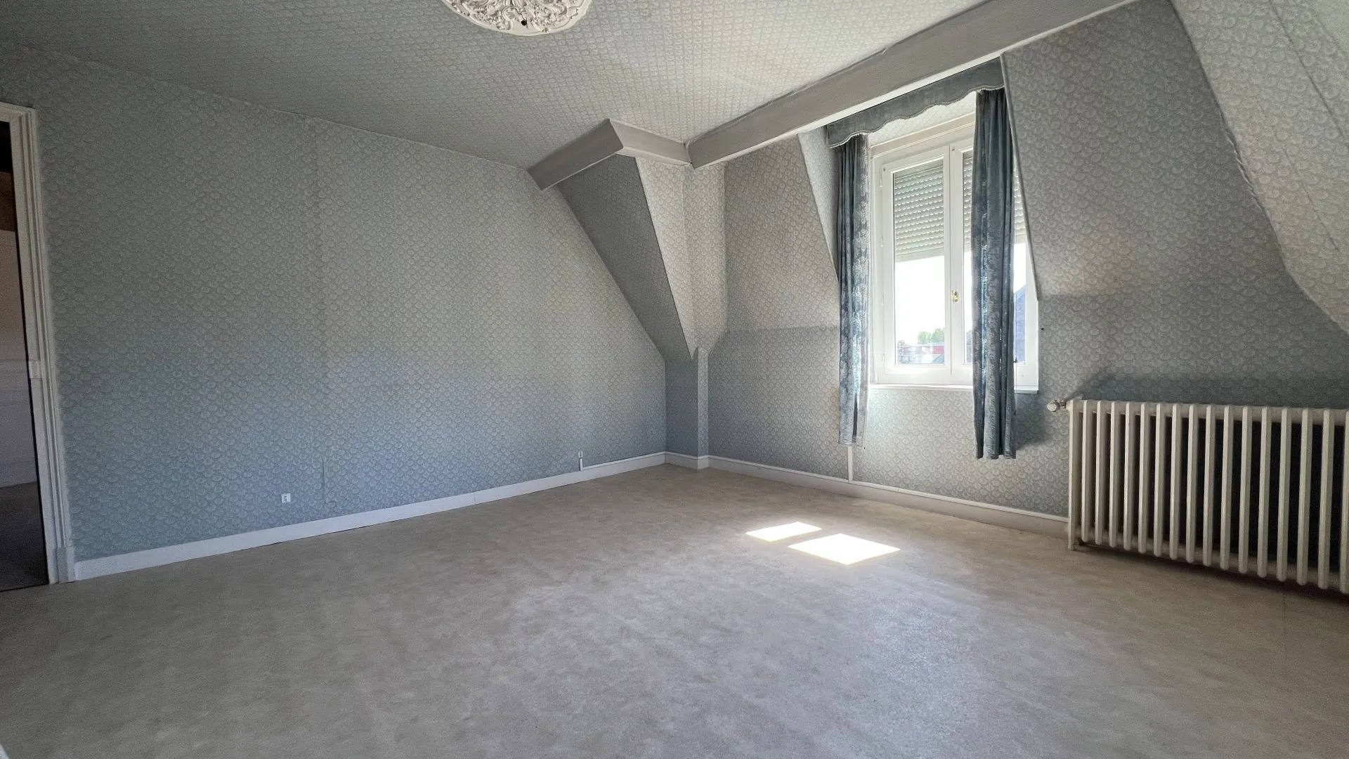 A vendre Maison de maître 265m² avec 7 chambres, parquet ancien, dépendance et garage double, terrain clos 980m², fort potentiel rénovation au cœur du Tréport 76470.