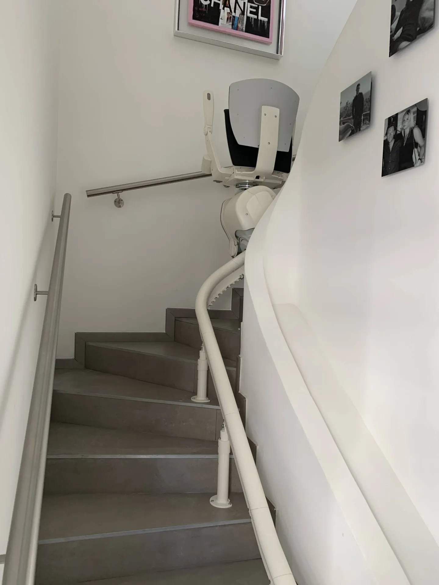 Installation d'un fauteuil monte-escalier monorail OTOLIFT Modul'Air dans escalier 2/4 tournant en intérieur sur Marseille en Provence