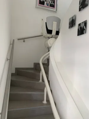 Installation d'un fauteuil monte-escalier monorail OTOLIFT Modul'Air dans escalier 2/4 tournant en intérieur sur Marseille en Provence
