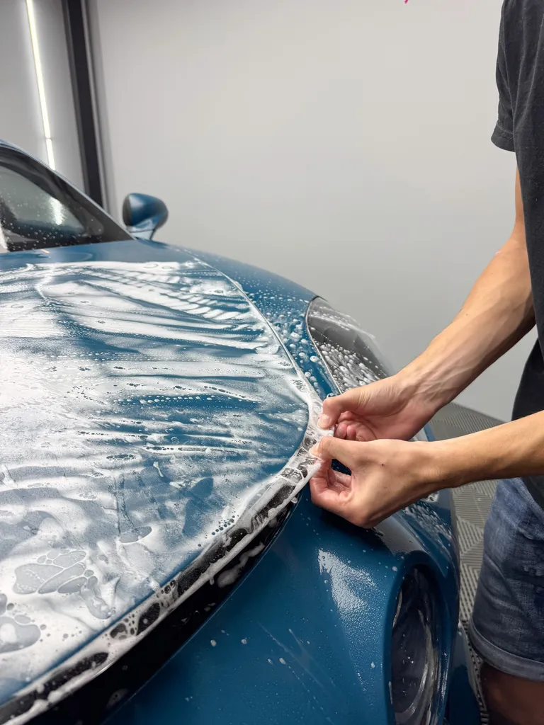 Protégez les zones sensibles de votre voiture grâce au film de protection PPF bloc avant chez DP Protint