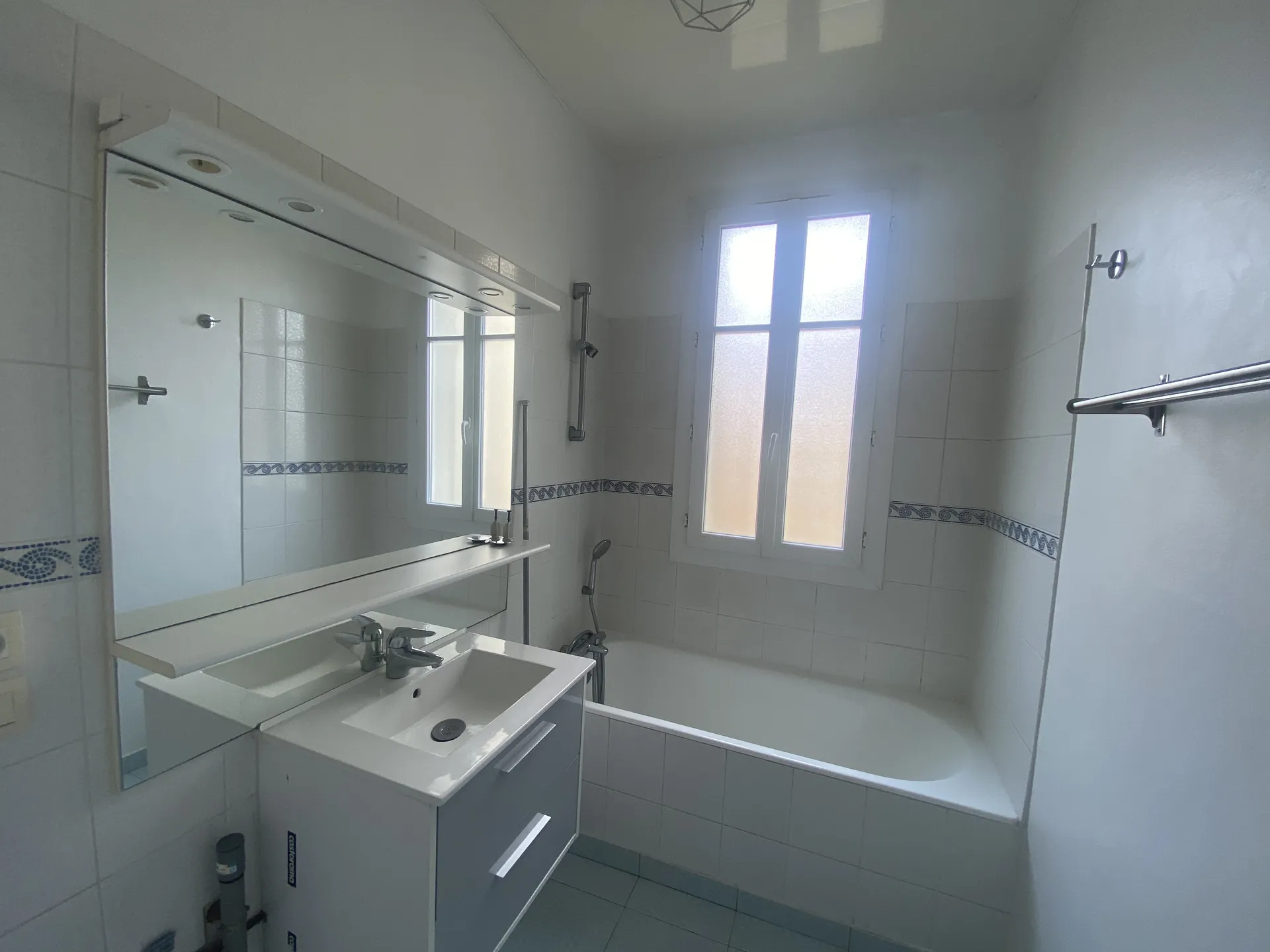 Exclusivité à louer, au Vésinet, un appartement ultra lumineux, traversant et soigné avec 2 chambres ou bureau sur cour intérieure à 5 minutes du RER