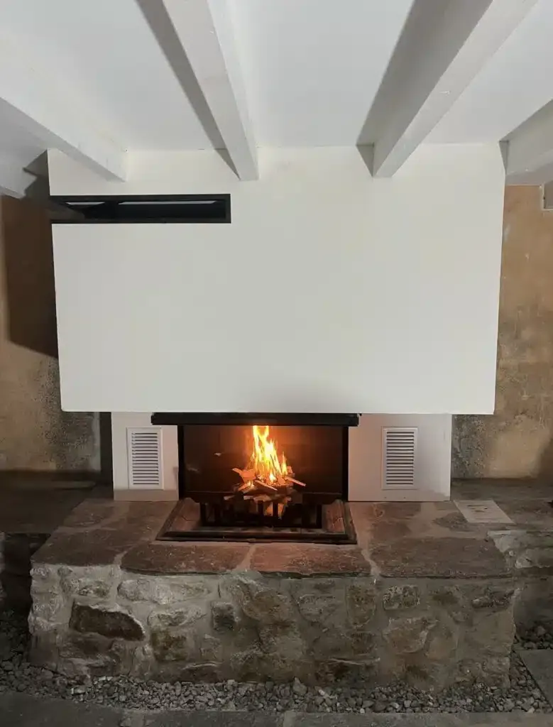 Installation d’un insert à bois Atra 900 3 vitres à Saint-Agrève (07)