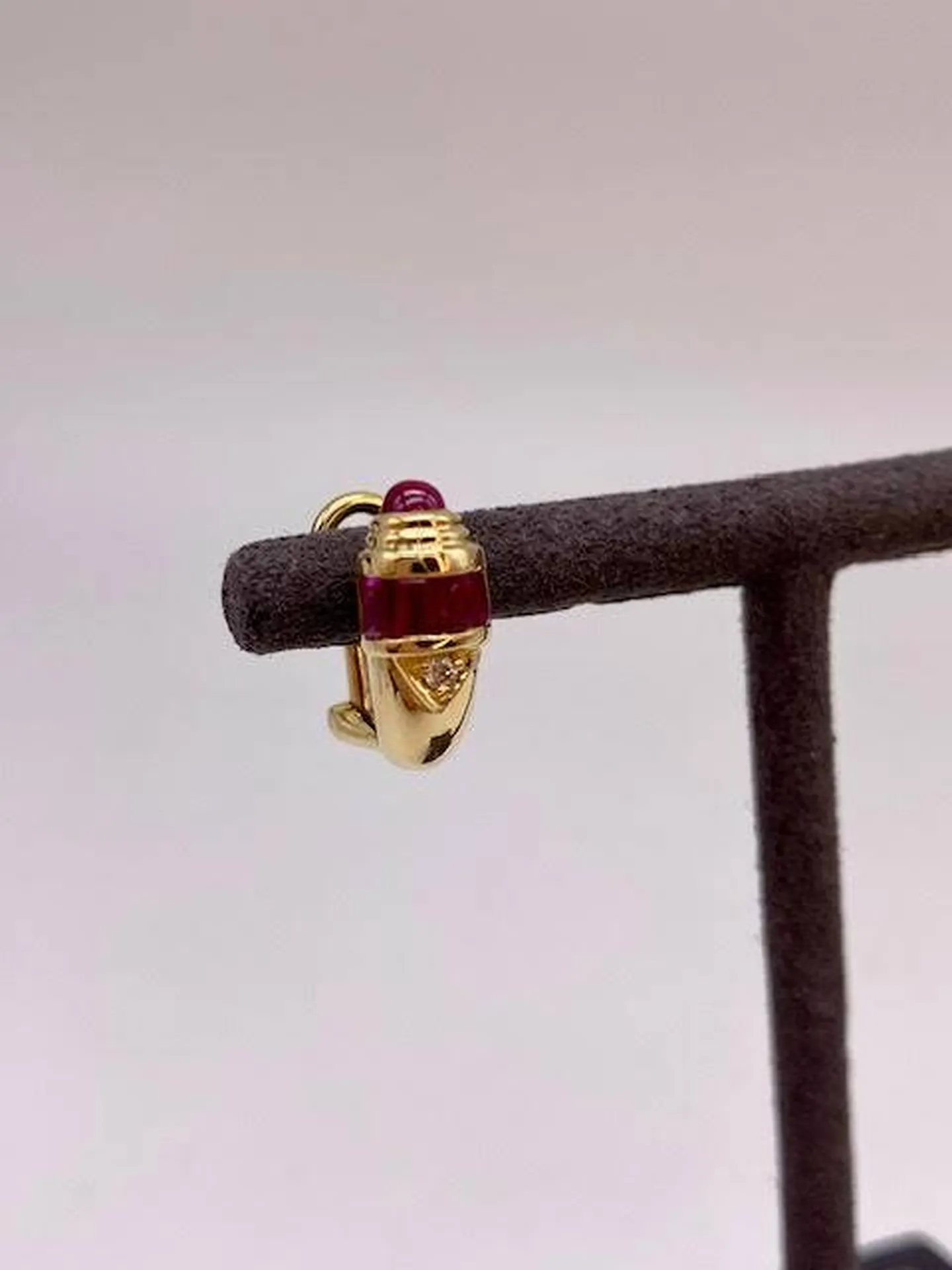 Élégance et Luxe à La Teste de Buch : Les Boucles d'Oreilles en Or, Rubis et Diamants d'Or Ligne