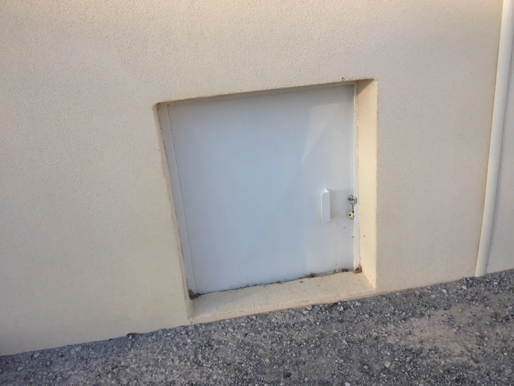 PORTE METALLIQUE VIDE SANITAIRE