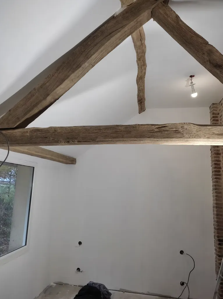 Travaux d'isolation intérieure, peinture et rénovation des poutres apparentes dans une maison ancienne près d'Yvetot (76190)