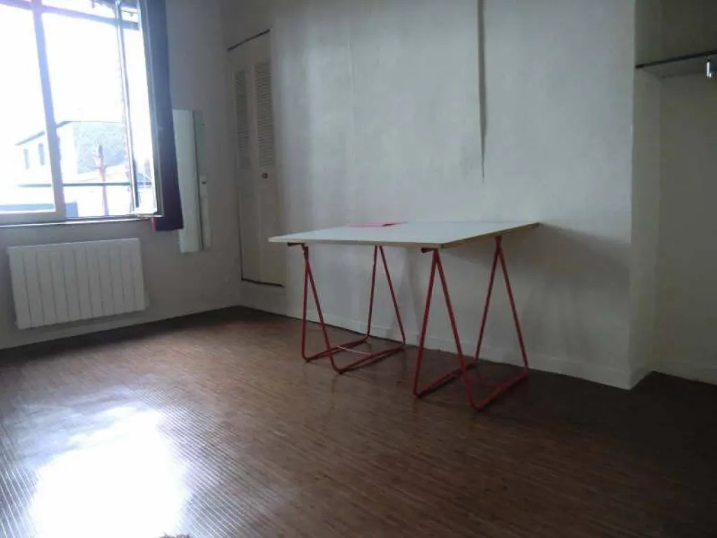 Situé au 2ème étage (dernier étage)