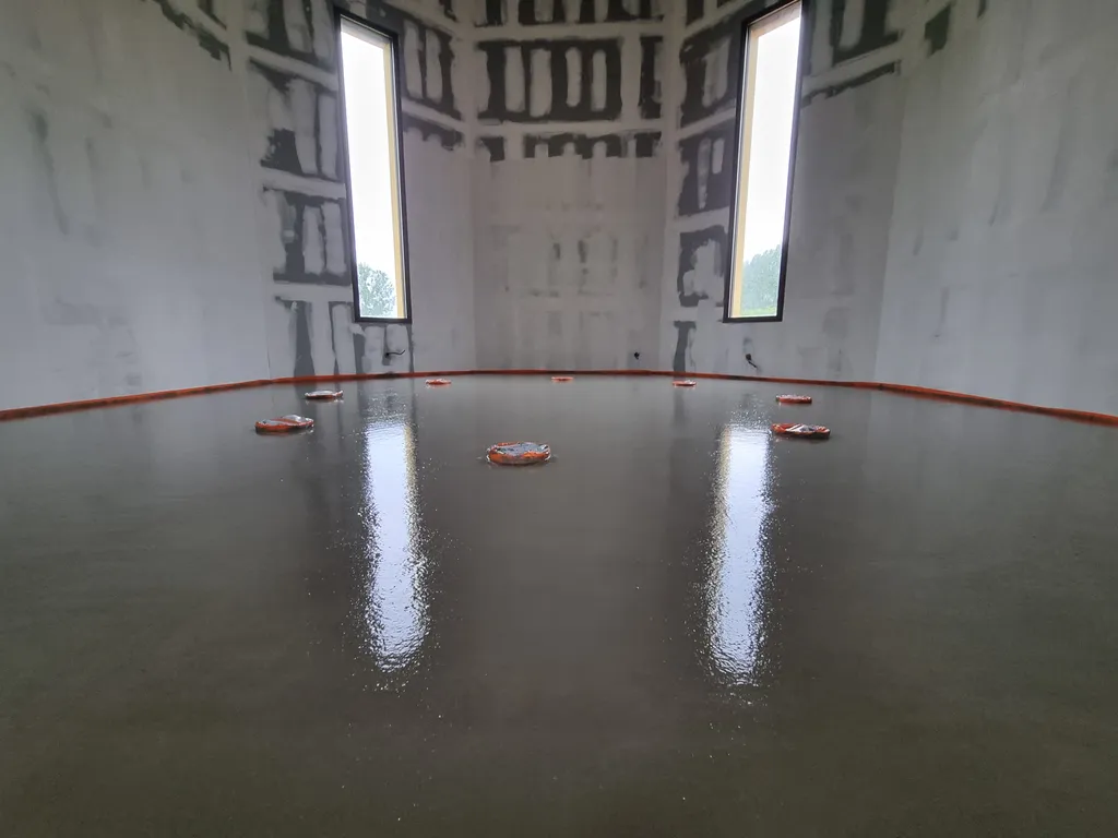 Pose de chape fluide ciment fibrée Mobicem près de Caen 14 par Troadec Chape, chapiste qualifié et expérimenté