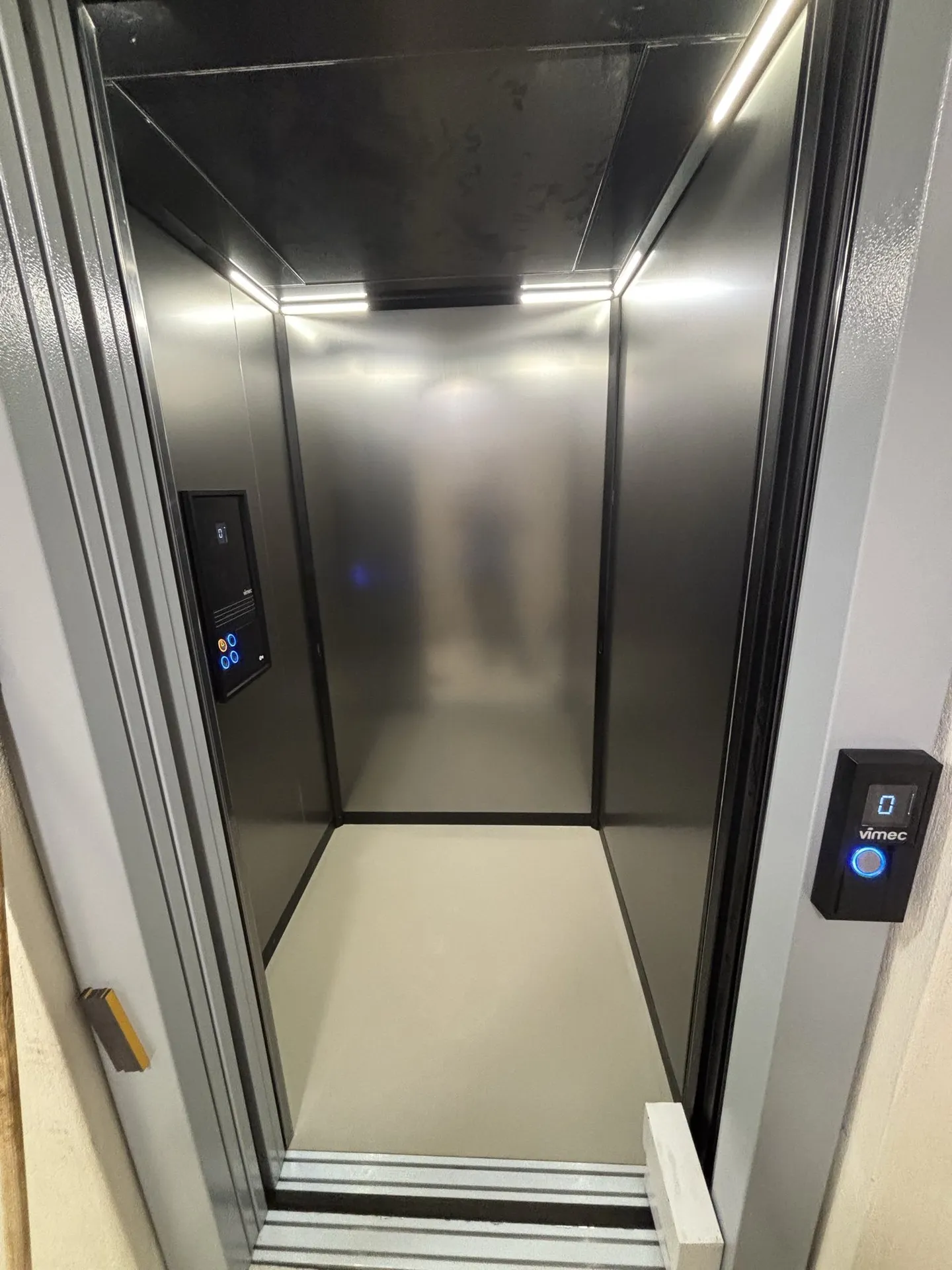 Cabine VIMEC ARIA aux volumes impressionnants pour cette activité de stockage de meubles à st Maximin la Sainte Baume