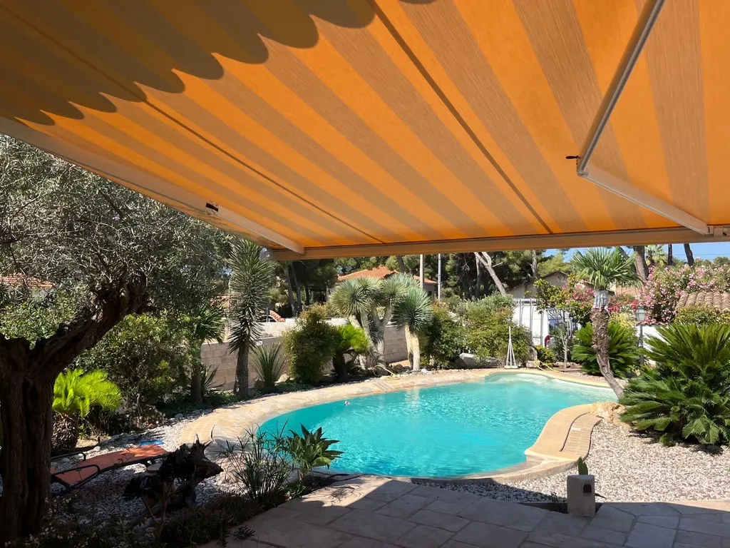 Mise en place d'un store banne Marquises Onyx sur Fuveau