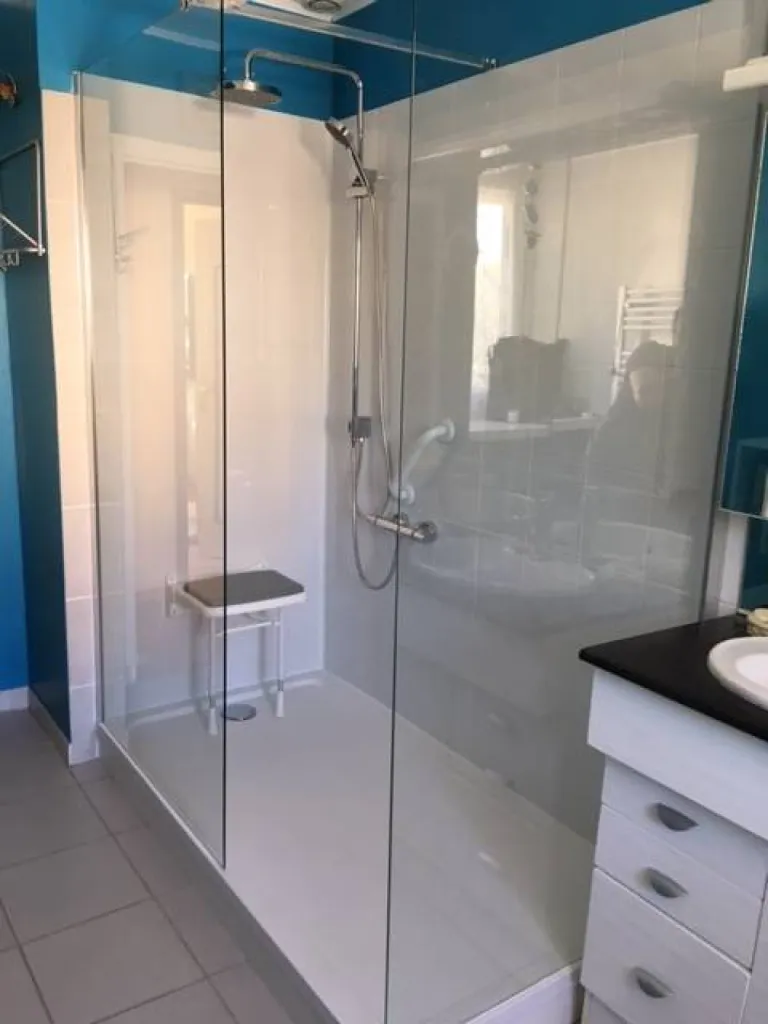 Remplacement baignoire par douche sénior sécurisée à Montélimar, Drôme (26)